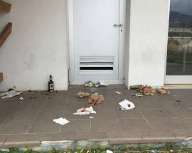 L’AQUILA: LA SEGNALAZIONE, RIFIUTI DAVANTI AL NIDO, ”MA IL PROBLEMA SONO I CANI”