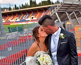 MATRIMONIO IN ROSSOBLU’: LA FOTO DEGLI SPOSI ALLO STADIO GRAN SASSO-ACCONCIA