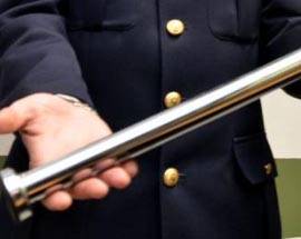 COPPIA PESTATA CON BASTONI E SPRANGHE DA 10 PERSONE, E’ GIALLO NEL PESCARESE