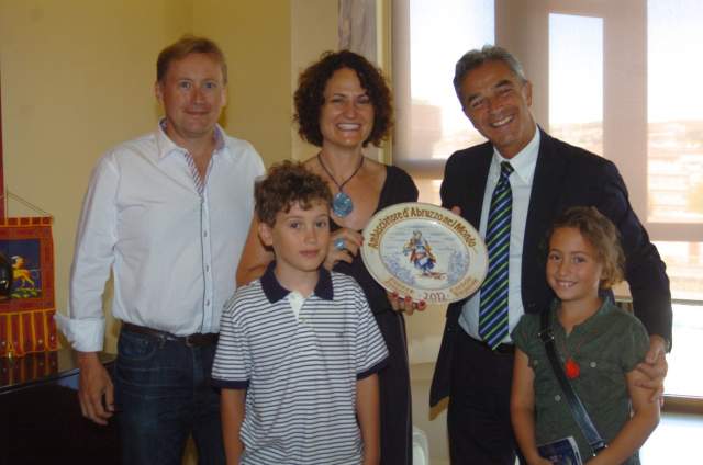 AMBASCIATORI D’ABRUZZO:  PAGANO PREMIA GIGLIOLA STAFFILANI