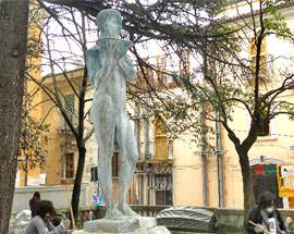 L’AQUILA: DIVELTA STATUA PIAZZA IX MARTIRI, ”ALLARME VANDALI SULL’ARTE ABBANDONATA”