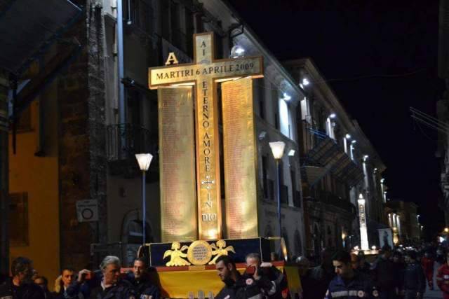 VENERDI’ SANTO: STELE VITTIME SISMA SCORTATA DA STUDENTI LOMBARDI
