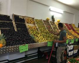 L’AQUILA, FRUTTA IN STRADA AL SOLE SEQUESTRATA A NEGOZIO