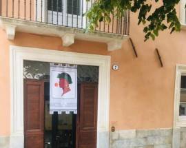 L’AQUILA RIPARTE DAI QUARTI: CENTO STENDARDI NEL CUORE DEL CENTRO STORICO