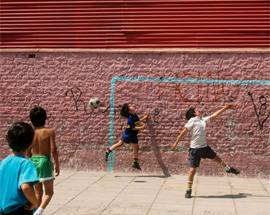 ”VIETATO CALCIO IN STRADA” GUERRA NELL’AQUILANO TRA COMUNE E RAGAZZINI