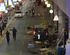 KAMIKAZE IN TURCHIA, MORTI E FERITI ALL’AEROPORTO SI PENSA A TERRORISTI ISIS