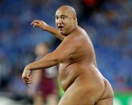NUDO E UBRIACO INVADE CAMPO DURANTE MATCH DI RUGBY – GUARDA IL VIDEO