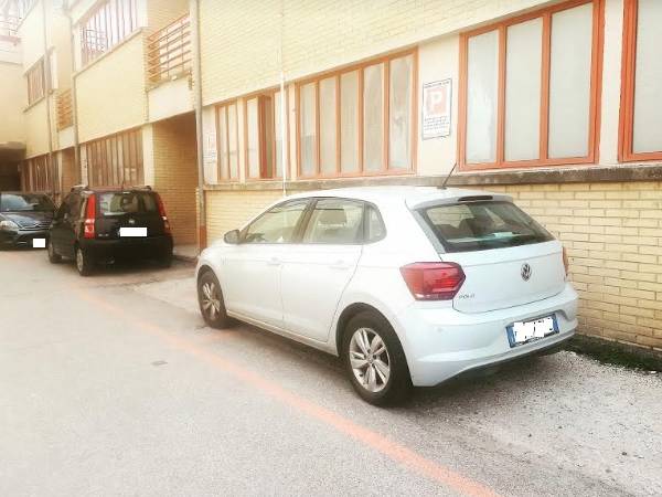 PARCHEGGI ROSA OCCUPATI DA DIPENDENTI ASL ALL’OSPEDALE DELL’AQUILA, RABBIA MAMME
