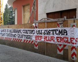 6 APRILE: STRISCIONE RBE LUNGO IL CORSO, ”CHIEDIAMO GIUSTIZIA!”