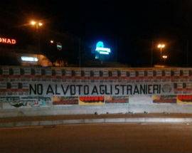 L’AQUILA: STRISCIONI DI CASAPOUND ”NO AL VOTO AGLI STRANIERI”