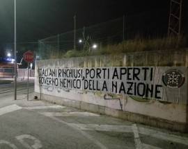L’AQUILA: ‘ITALIANI RINCHIUSI, PORTI APERTI’, LO STRISCIONE DI PROTESTA DI CASAPOUND