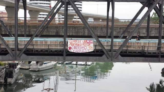 PEPPINO IMPASTATO, A PESCARA NON LO DIMENTICANO STRISCIONE GIOVANI COMUNISTI SUL PONTE DI FERRO