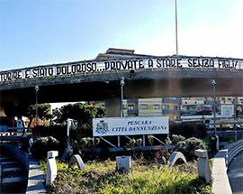 IL NATALE TRISTE DEI PAPA’ LONTANI DAI FIGLI: APPARE STRISCIONE A PESCARA