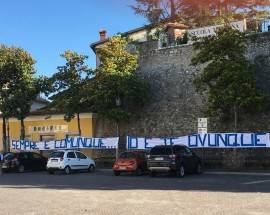 PRATOLA PELIGNA: LE DICHIARA IL SUO AMORE SU STRISCIONE DA 40 METRI, MA LEI LO RIMUOVE