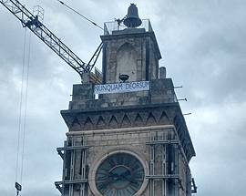 L’AQUILA: SPUNTA STRISCIONE ”DANNUNZIANO” SULLA TORRE DI PALAZZO