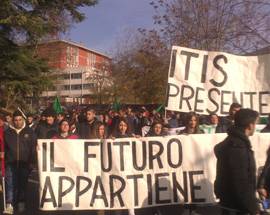 L’AQUILA: PROTESTE, BLOCCO STUDENTESCO ”A FIANCO DEGLI STUDENTI”