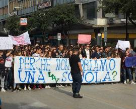 PESCARA: STUDENTI DELLO SCIENTIFICO IN CORTEO PER CHIEDERE NUOVA SEDE
