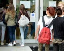 FUTURA L’AQUILA: PIAZZE E STRADE SI RIEMPIONO DI DOCENTI E STUDENTI