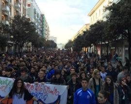 PESCARA: STUDENTI DI NUOVO IN PIAZZA CONTRO LA BUONA SCUOLA