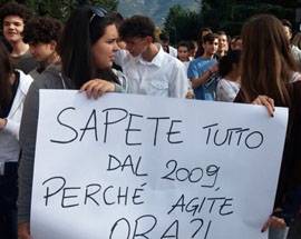 PRATOLA PELIGNA: SCUOLE SEQUESTRATE, STUDENTI IN PIAZZA A SULMONA