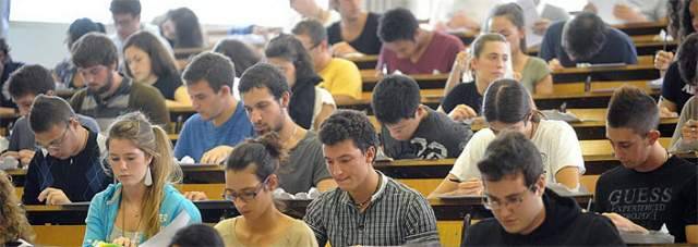 FACOLTA’ A NUMERO CHIUSO: STUDENTI IN RIVOLTA PER I TAGLI E ANTICIPO TEST