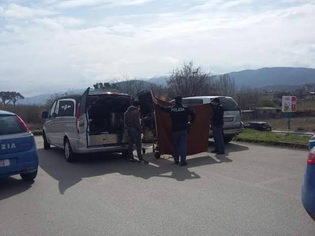 L’AQUILA: SUICIDA CON PISTOLA AL PARCHEGGIO DELL’AMITERNUM