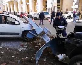 SULMONA: AUTO SBATTE SU INSEGNA CHE CADENDO CENTRA ALTRA AUTO