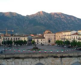 SULMONA IN TRICOLORE PRONTA AD ACCOGLIERE 5 MILA ALPINI
