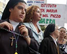 NAPOLI: NIENTE PIU’ SOLDI, SUORE SI INCATENANO DAVANTI AL COMUNE