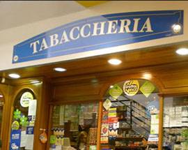 BISENTI: ”CONCORRENZA SLEALE”, TABACCAIO SI INCATENA