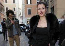 ROMA: SARA TOMMASI DAL COMIZIO ALLO SPOGLIARELLO