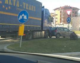 L’AQUILA: TIR TAMPONA AUTO ROTATORIA VIALE CORRADO IV, TRAFFICO IN TILT
