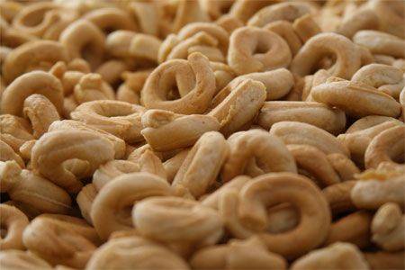 TARALLI PUGLIESI FATTI CON IL MANGIME PER CAVALLI: SEQUESTRATI 2.700 PACCHI