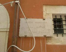 L’AQUILA: VECCHIA TARGA DEL PDS RIMONTATA SU FINESTRA IN STORICA SEDE
