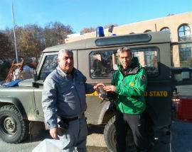 LANCIA TARTARUGA D’ACQUA DAL FINESTRINO, PASSANTE LA SALVA E DA’ A FORESTALE