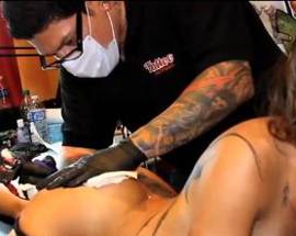 TATUAGGIO ESTREMO: IL NOME DEL FIDANZATO SULL’ANO, IL VIDEO IMPAZZA SUL WEB