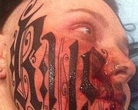 SI TATUA IN FACCIA IL NOME DEL FIDANZATO CONOSCIUTO DA UN GIORNO