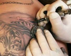PESCARA: LABORATORIO TATTOO ABUSIVO IN CASA CHIUSO DAI NAS