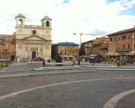 L’AQUILA: VIA IL TENDONE DA PIAZZA DUOMO, PROTESTE E AMAREZZA