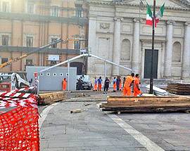 SMONTATO TENDONE PIAZZA DUOMO, SIMBOLO DI L’AQUILA CHE NON C’ERA