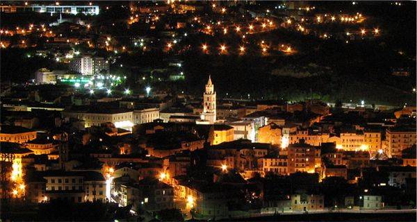 TERREMOTO: NOTTE IN STRADA PER TANTI TERAMANI, ALLESTITI 4 PUNTI ACCOGLIENZA