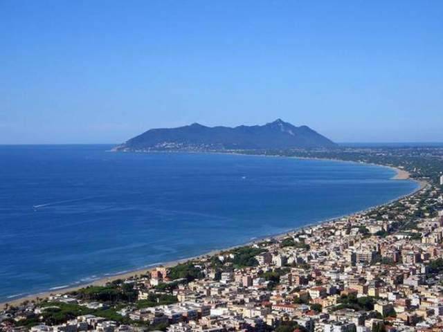 CADAVERI DI DONNA E DI BAMBINA AFFIORANO IN MARE A TERRACINA