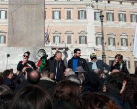 TERREMOTO: A ROMA CON FASCIA TRICOLORE, ”DOVE SONO SOLDI E CASETTE PROMESSE?”