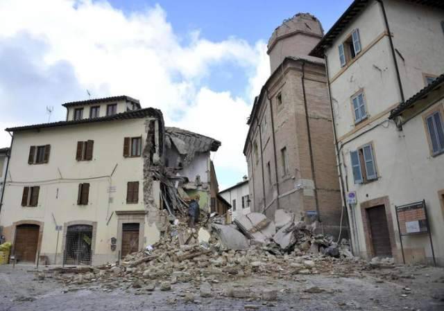 TERREMOTO: ALTRE SCOSSE IN VALNERINA, 4MILA SFOLLATI, RENZI A CAMERINO