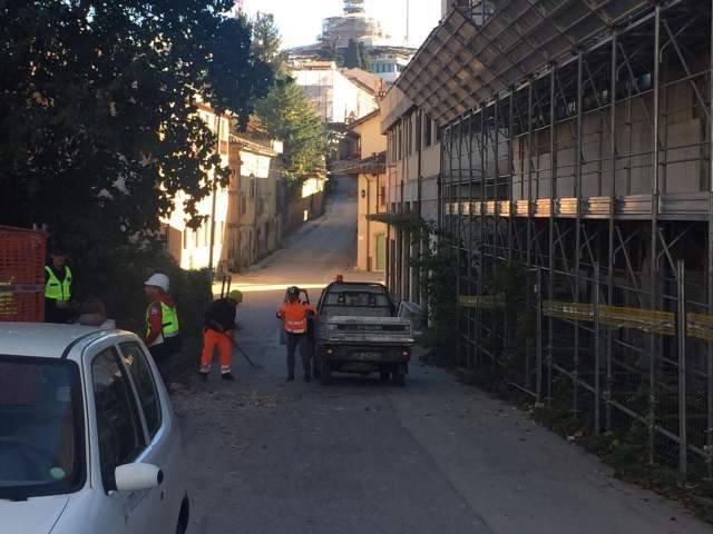 TERREMOTO: CALCINACCI IN CENTRO ALL’AQUILA DA EDIFICI ANCORA INAGIBILI