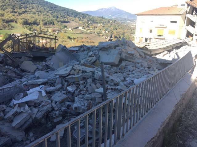 TERREMOTO: ALL’AQUILA CROLLA PALAZZINA CHE ERA DA ABBATTERE
