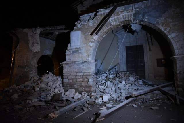 FORTI SCOSSE 5.3 E 5.9 NELLE MARCHE SENTITE IN ABRUZZO, GENTE IN STRADA