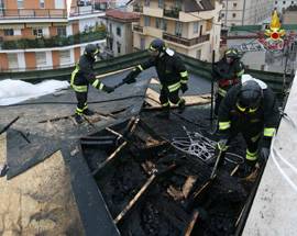 PESCARA: TETTO VA A FUOCO IN CENTRO, NESSUN FERITO