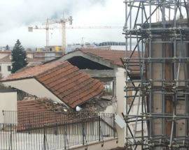 TERREMOTO: ALL’AQUILA CEDE TETTO DI PALAZZO INAGIBILE DEL CENTRO STORICO
