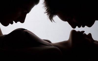 FINE DEL MONDO VICINA: L’ULTIMO DESIDERIO E’ IL SESSO A TRE